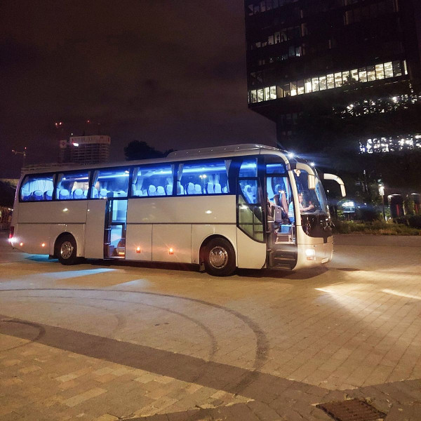 Autokar Robitrans nocą