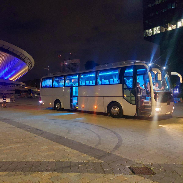 Autokar Robitrans nocą przy hali Spodek w Katowicach