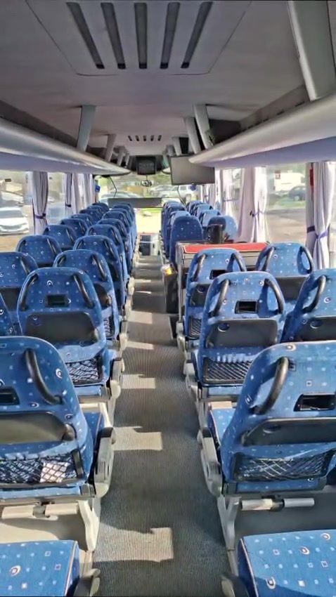 Wnętrze autokaru MAN z niebieskimi fotelami